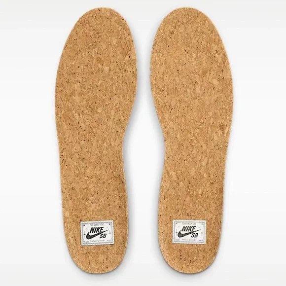 Nike SB Zoom Janoski OG+ Men’s Black Low-Top Suede Sneakers with White Swoosh - Picture 4 of 4